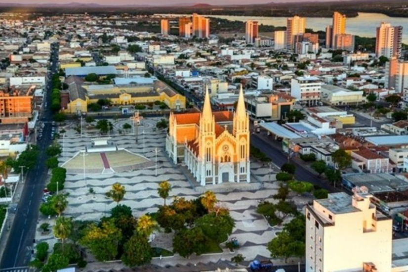 ANUNCIE FRONT-LIGHT EM PETROLINA 